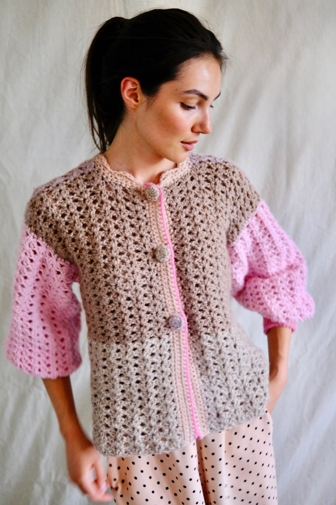Knitwear No.121. Cardigan in fraise, vanilla and chocolate.