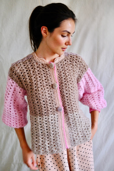 Knitwear No.121. Cardigan in fraise, vanilla and chocolate.
