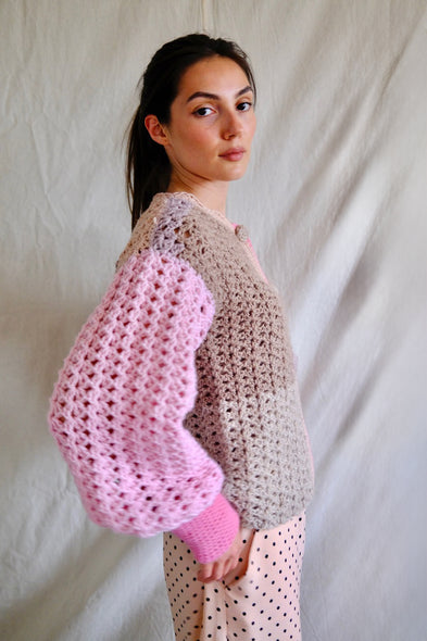 Knitwear No.121. Cardigan in fraise, vanilla and chocolate.