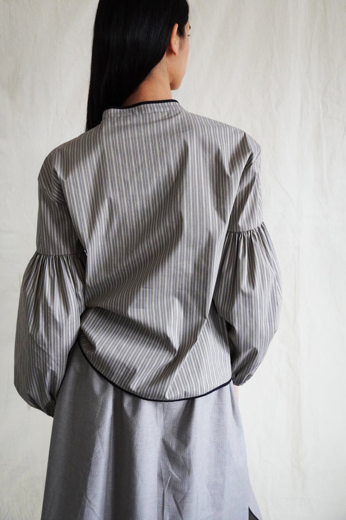 Seville blouse. Golden thread.