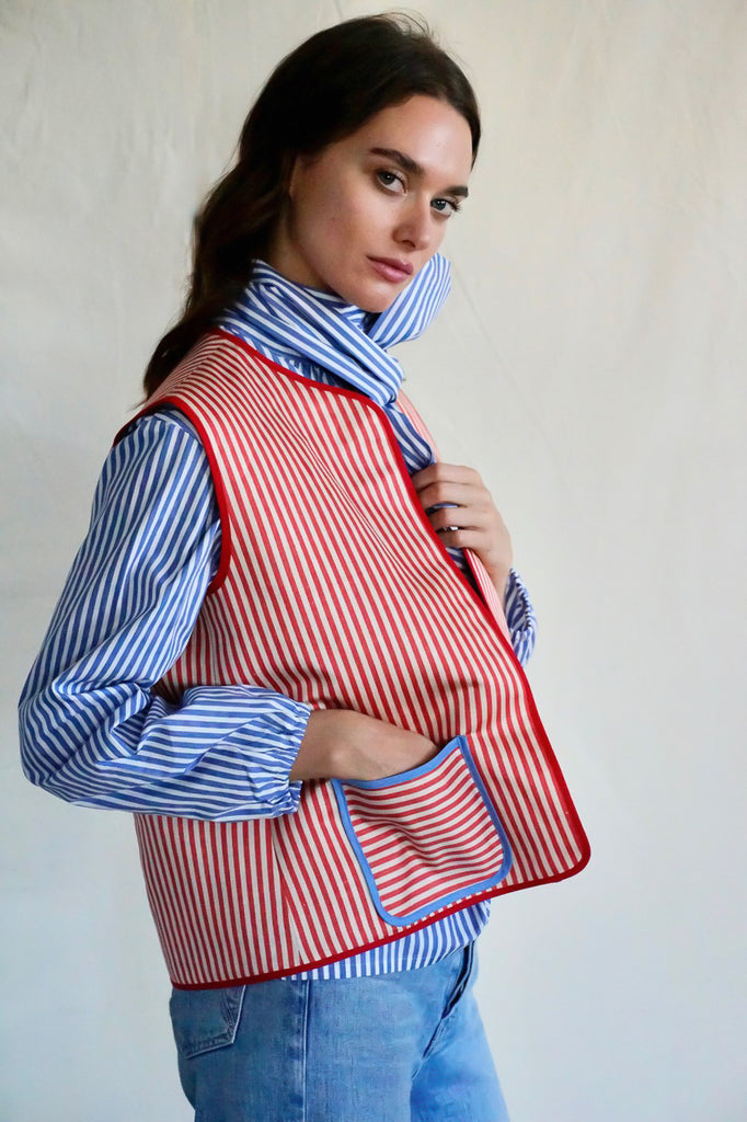 Reversible vest. Red stripes