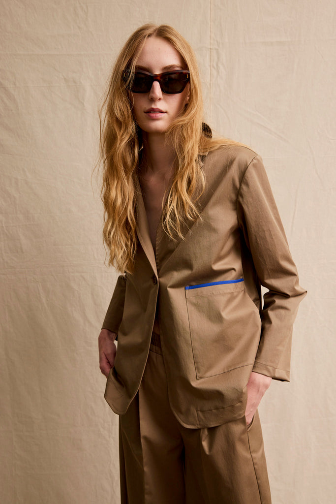 Three Pocket Blazer. Mocca